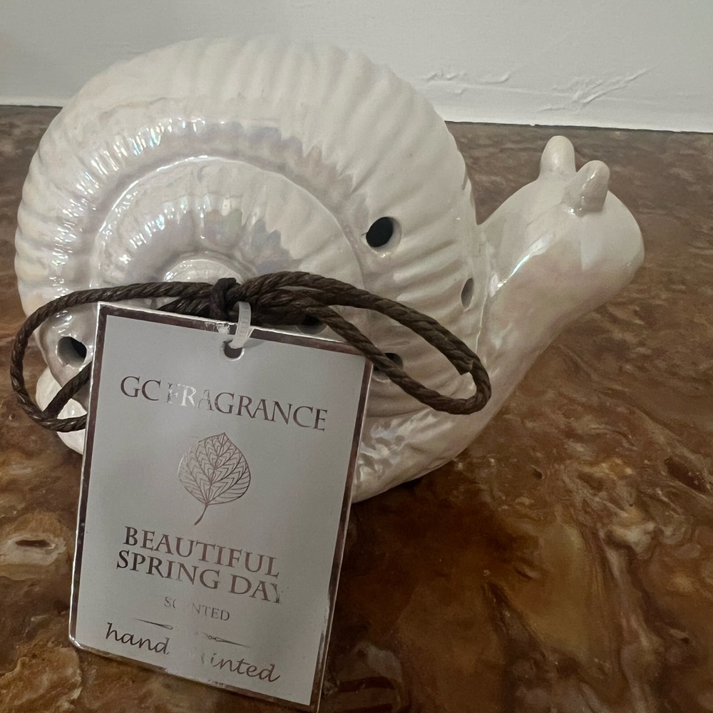 GC Fragrance Opalescent Ceramic Snail in Beautiful Spring Day scent, NWT